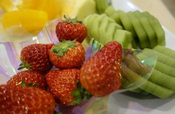 朝食はフレッシュな果物でたっぷりビタミンチャージ！3395676