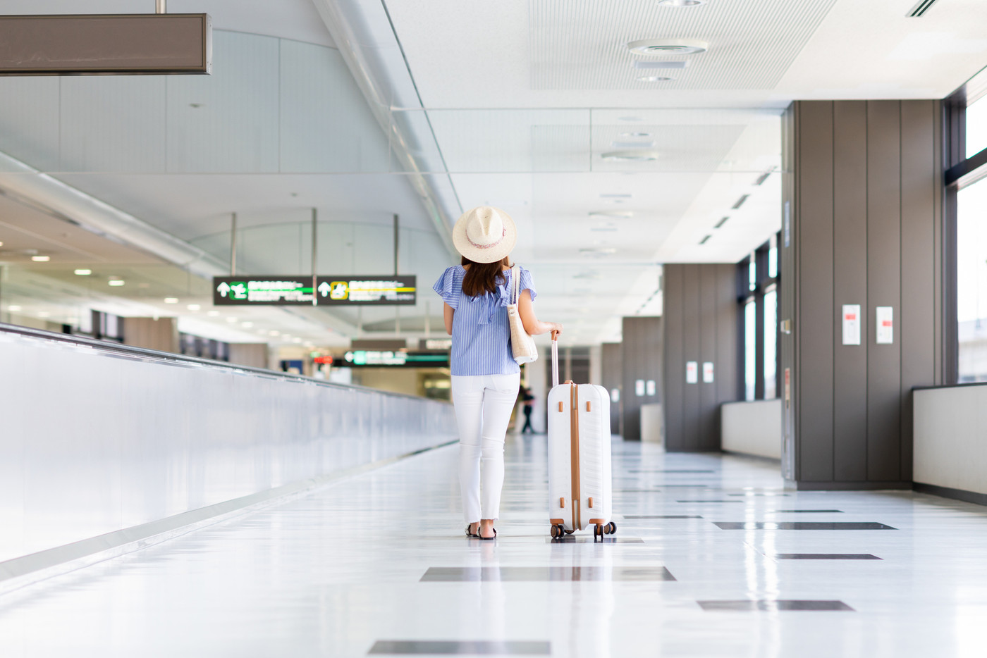 若い女性(空港）