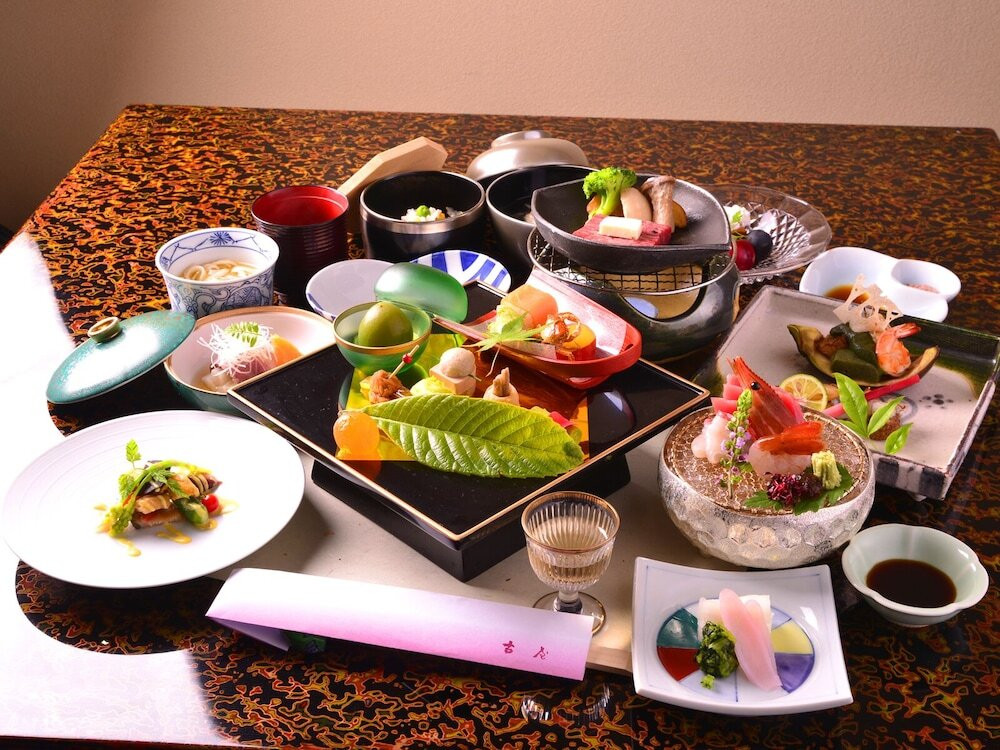 創業1806年の老舗宿で、懐石料理と源泉かけ流しの温泉を堪能4070391