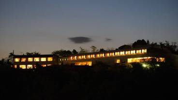 ホテル外観 (日没後) / 2