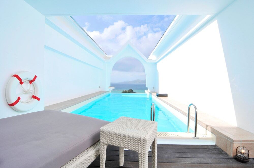 プライベートな沖縄ステイを楽しむなら「EXES ロイヤルプールスイート」3996298