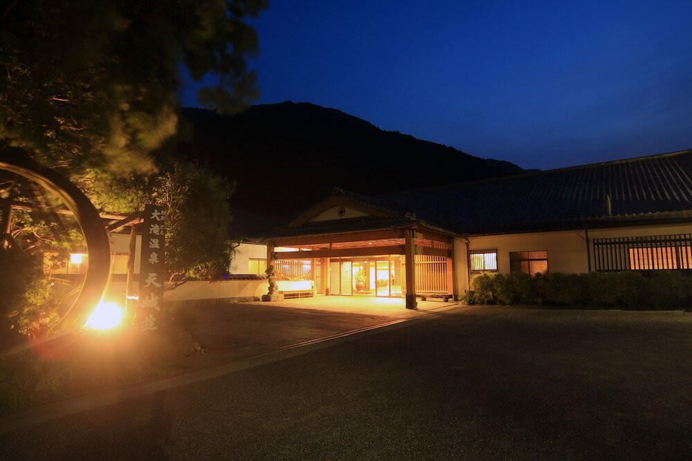 施設の正面 (日没後)