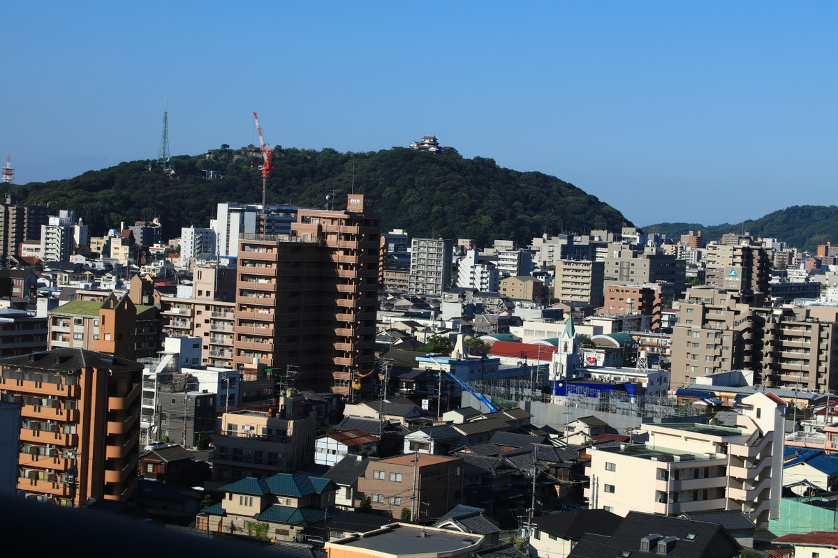 松山城が遠くに