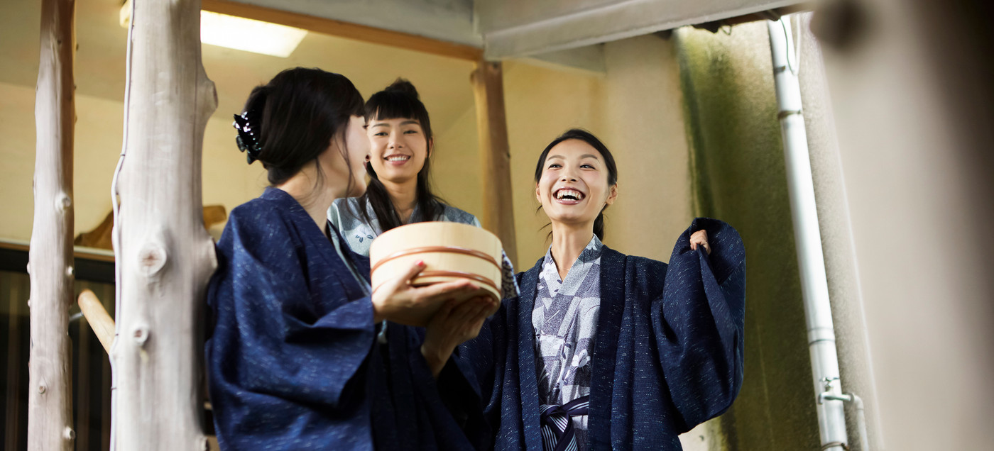 温泉旅行を楽しむ女性