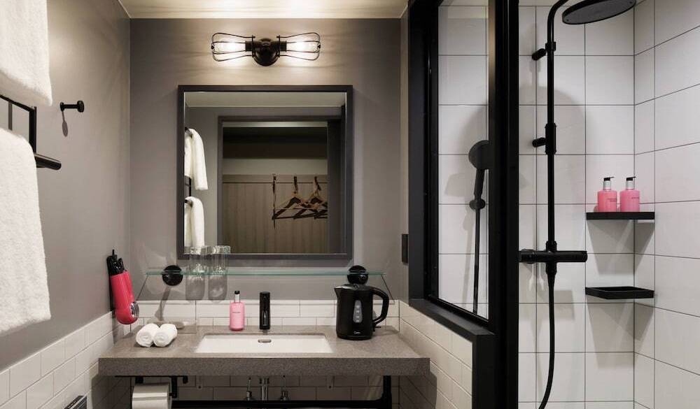 コンパクトで機能的
おしゃれな客室 / 4