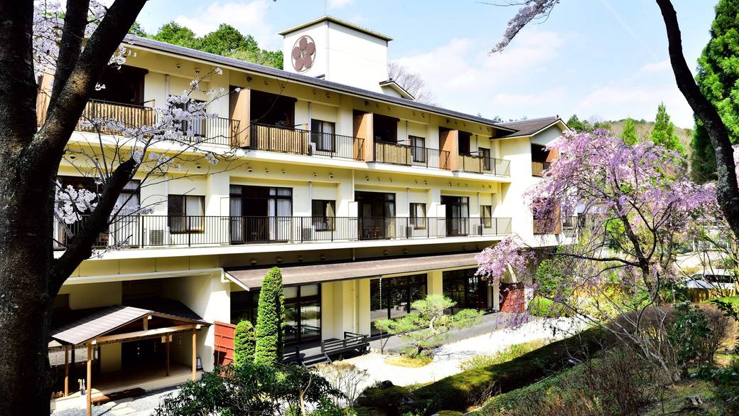 自然に包まれた宿で
季節の風景がお出迎え
 / 1