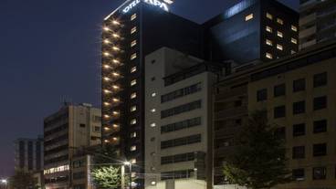 施設の正面 (日没後) / 1