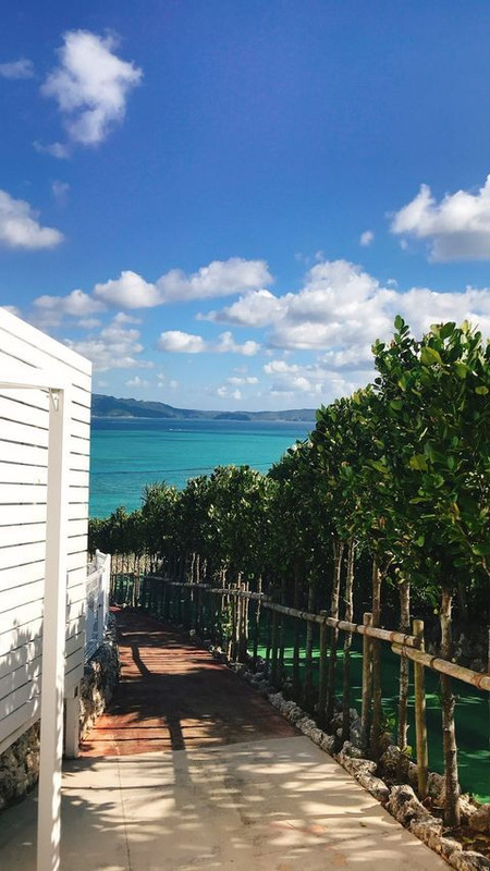 古宇利オーシャンタワー入口。展望塔をはじめ、オーシャンビューのカフェもあり / 2