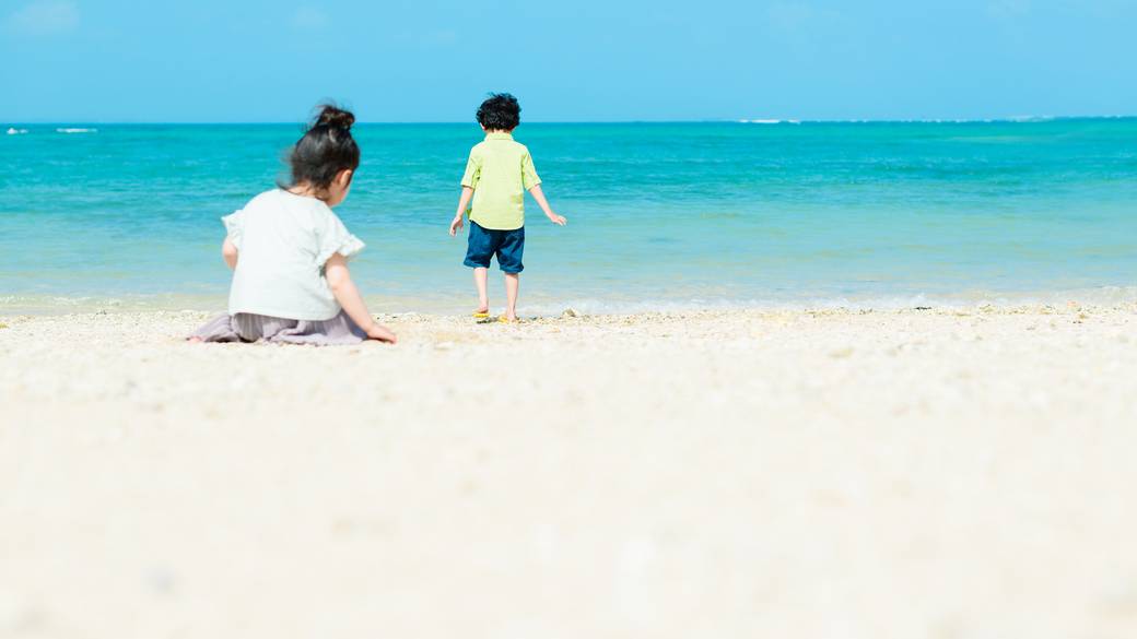 天然のビーチで
子供と海遊び / 3