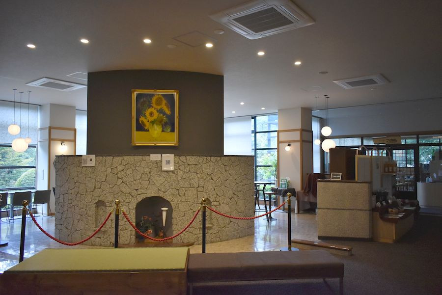 ロビー。奥にダイニングルーム