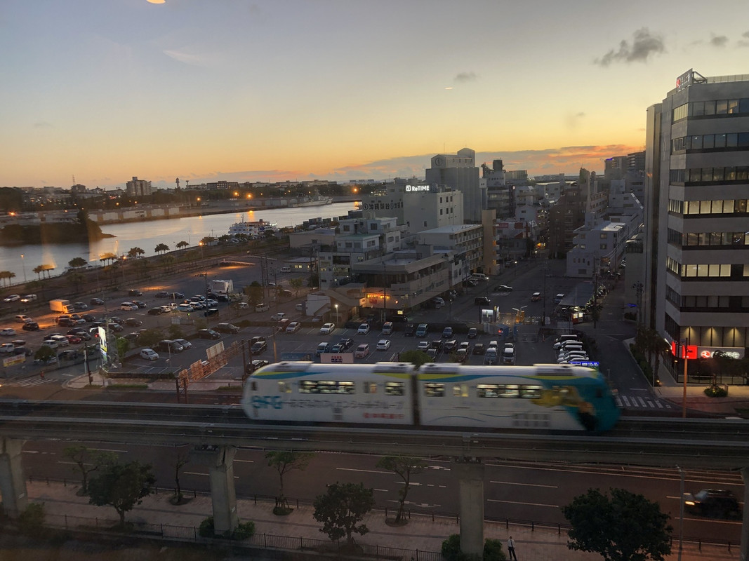 景色は那覇軍港。モノレールも見えます。