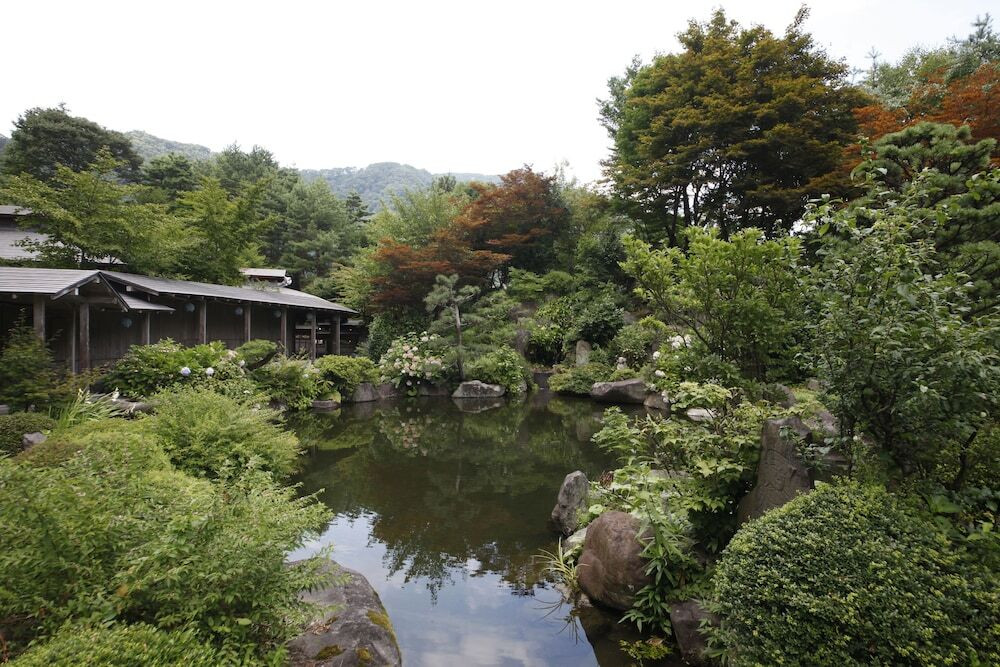毎日表情が変わる、川沿いに佇む大庭園3968473