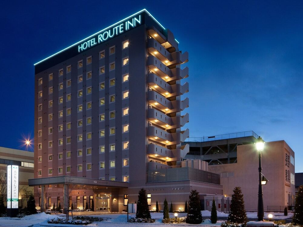 施設の正面 (日没後)