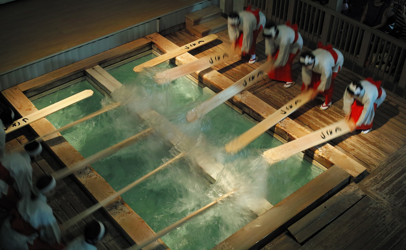 真っ最中！草津温泉湯もみと踊りショー