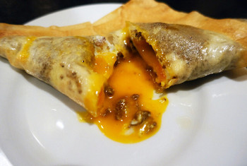「Bistro ひつじや」料理 902541 チェニジア餃子をパッカーン。