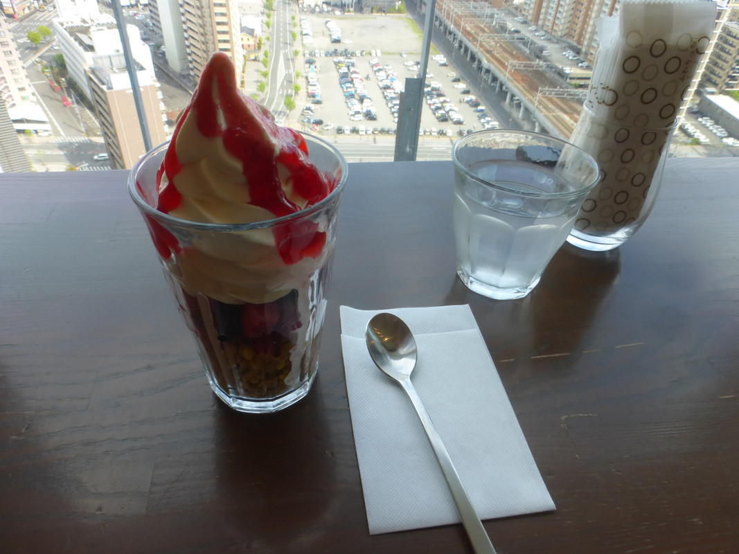 ２０階のてんくうカフェバーで食べたベリーサンデー