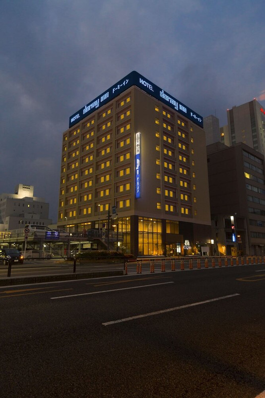 施設の正面 (日没後)