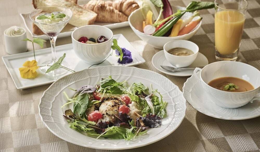 豪華な洋食コースを味わう
高原の優雅な朝
 / 1