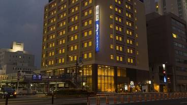 施設の正面 (日没後) / 10