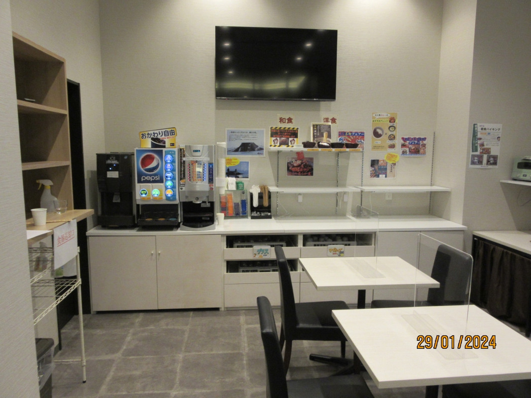 食堂は狭い、ドリンクフリーは良いサービス。