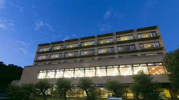 施設の正面 (日没後) / 4