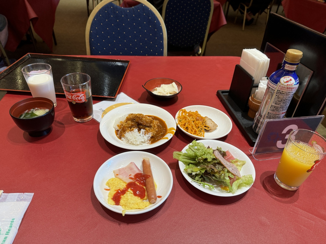 朝食バイキングも及第点です。