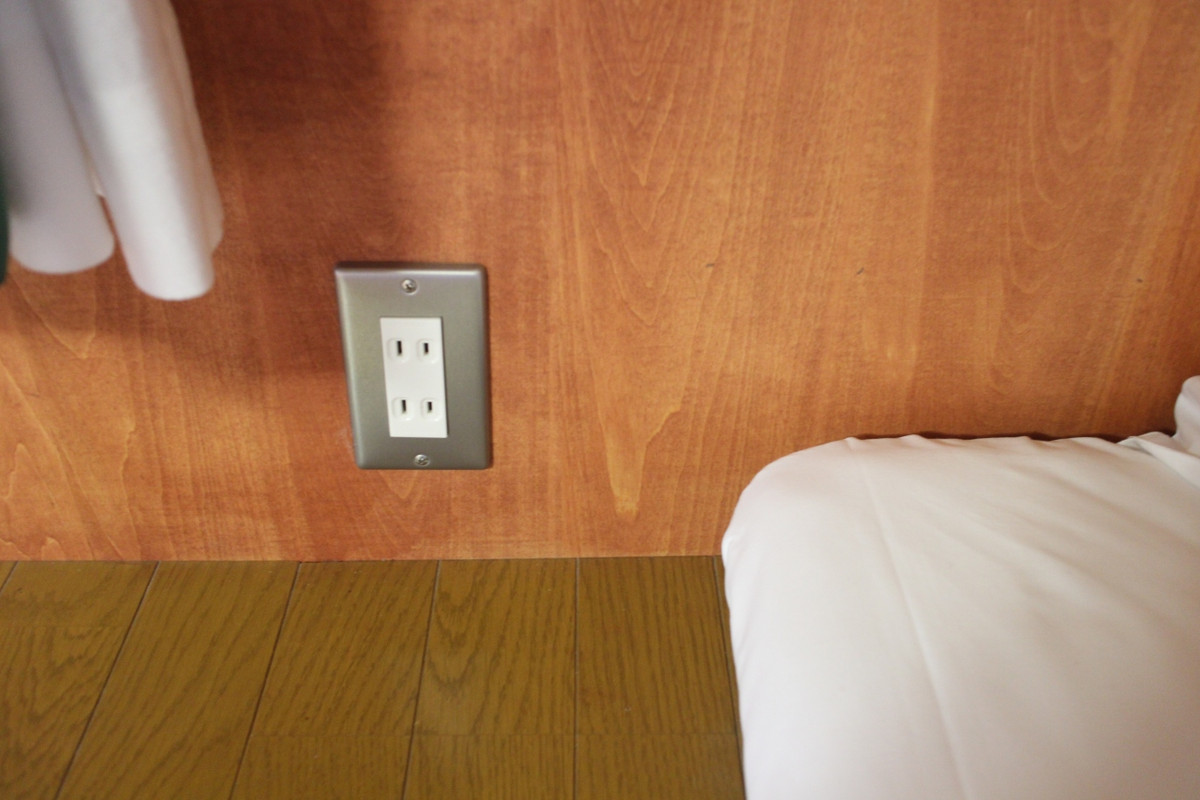 各枕元にコンセントがあって、寝ながら充電出来て、非常に便利。