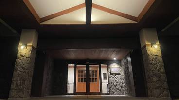 施設の正面 (日没後) / 1