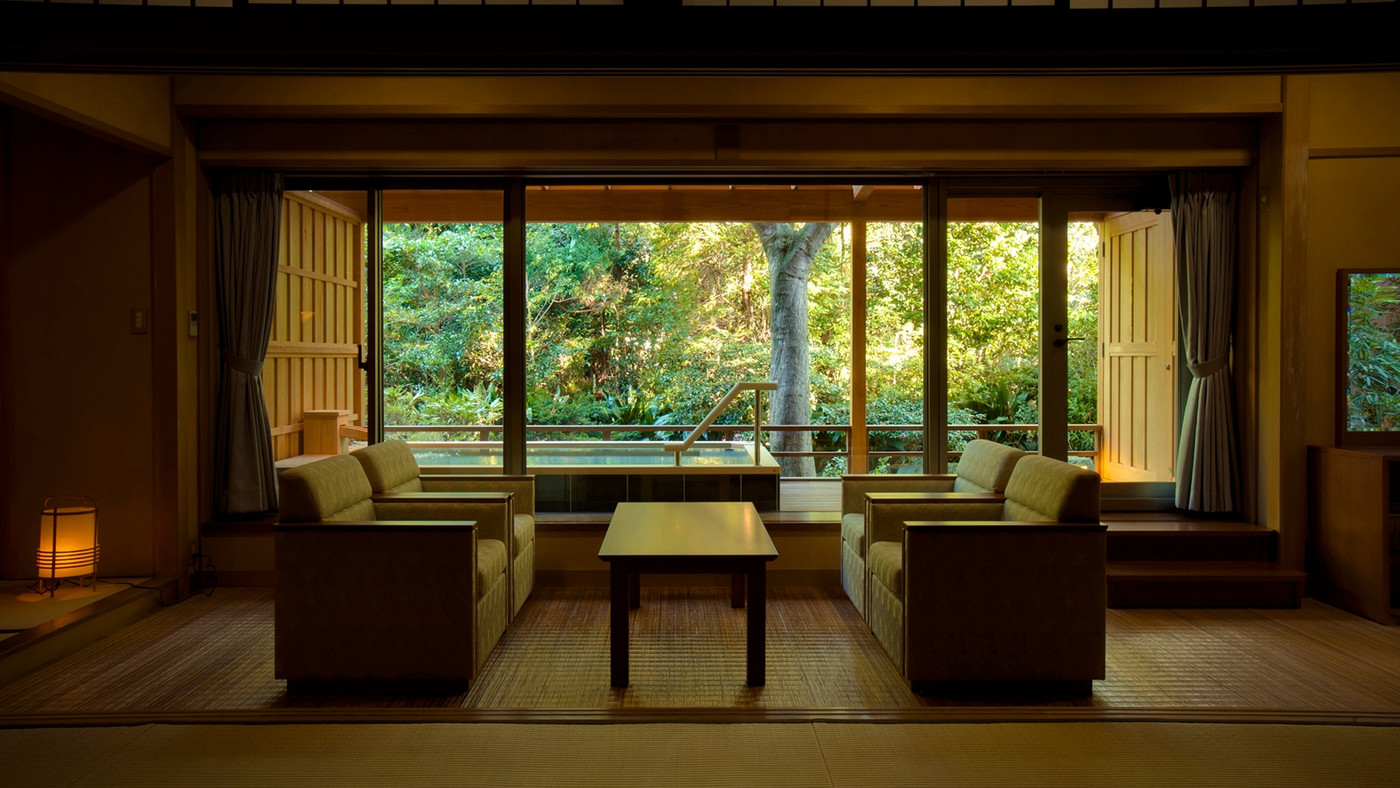 立派な日本庭園がお出迎え。伝統と格式が息づく純和風の温泉旅館4062427