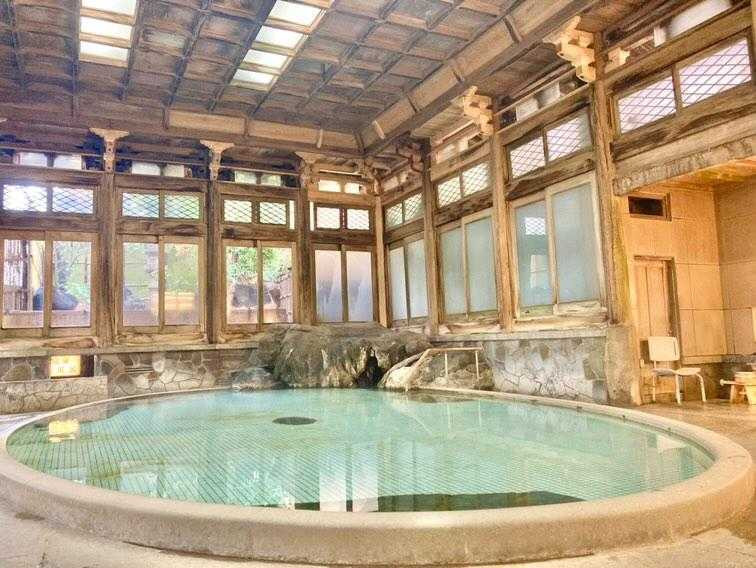 登録有形文化財の「桃山風呂」。まだ明治の香りが残る昭和初期にタイムスリップしたようで、雄大なお風呂にひたすら圧倒され、涙腺がうるうると…。 / 1