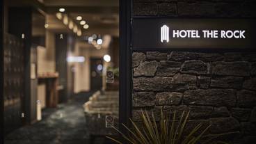 施設の正面 (日没後) / 3