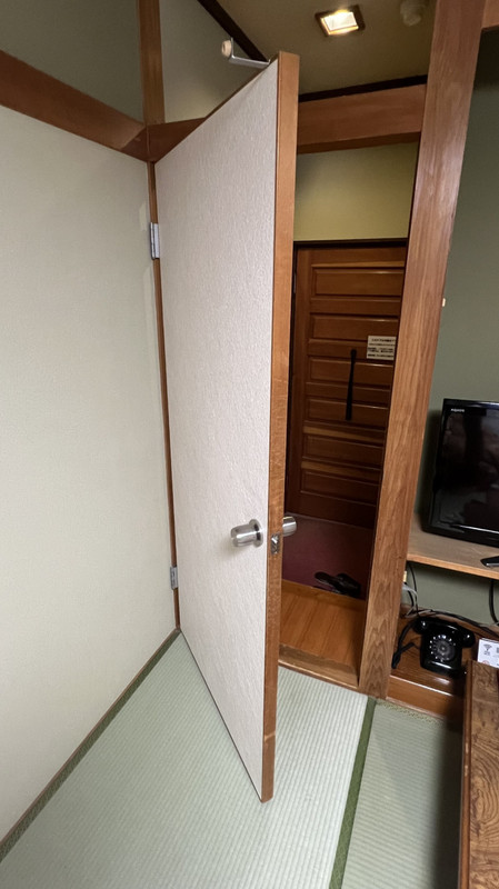 和室なのにドアがあります。少し違和感。