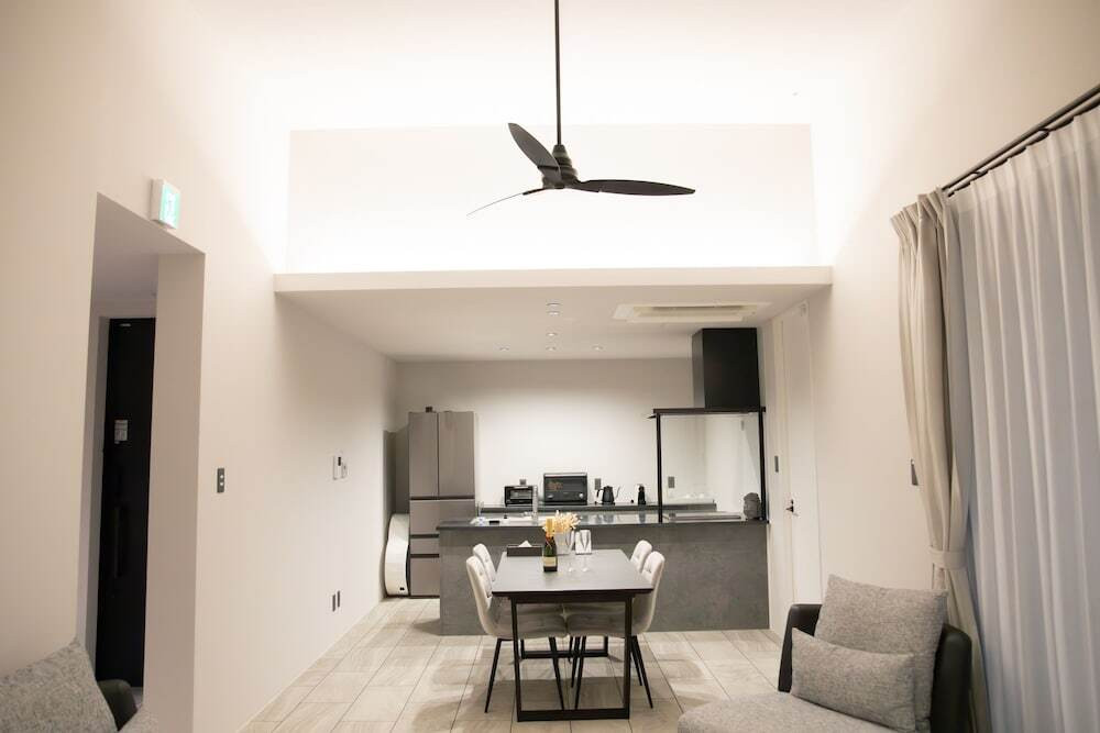 客室内のダイニングエリア