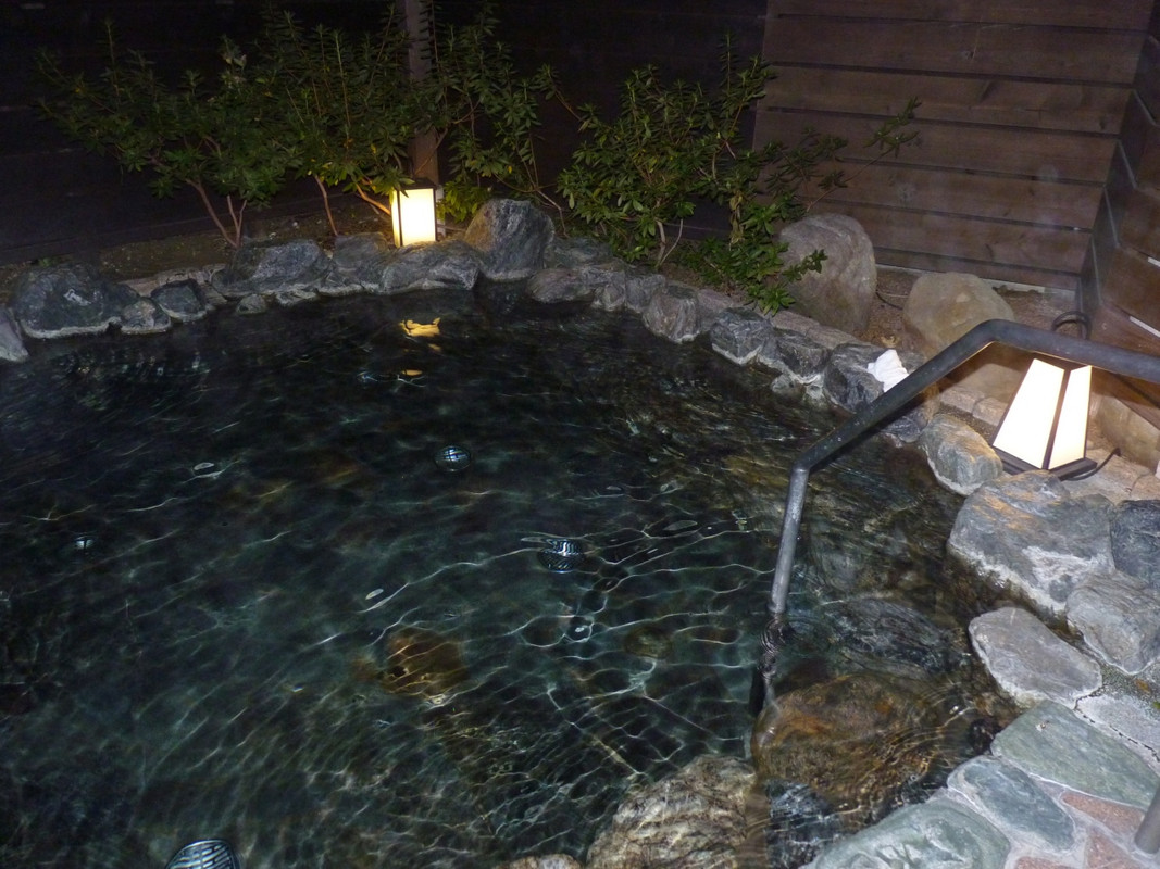 露天風呂にゆっくり漬かり疲れをほぐす