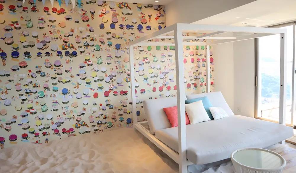 オーストラリアから運ばれた白砂はサラサラの感触です。アーバンビーチをイメージした空間でデイベッドに寝そべれば海外リゾート気分に。