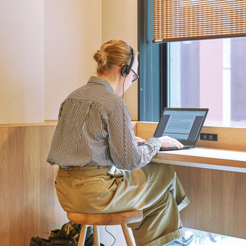 人の集まるラウンジでは異文化交流が楽しめるかも？3692121