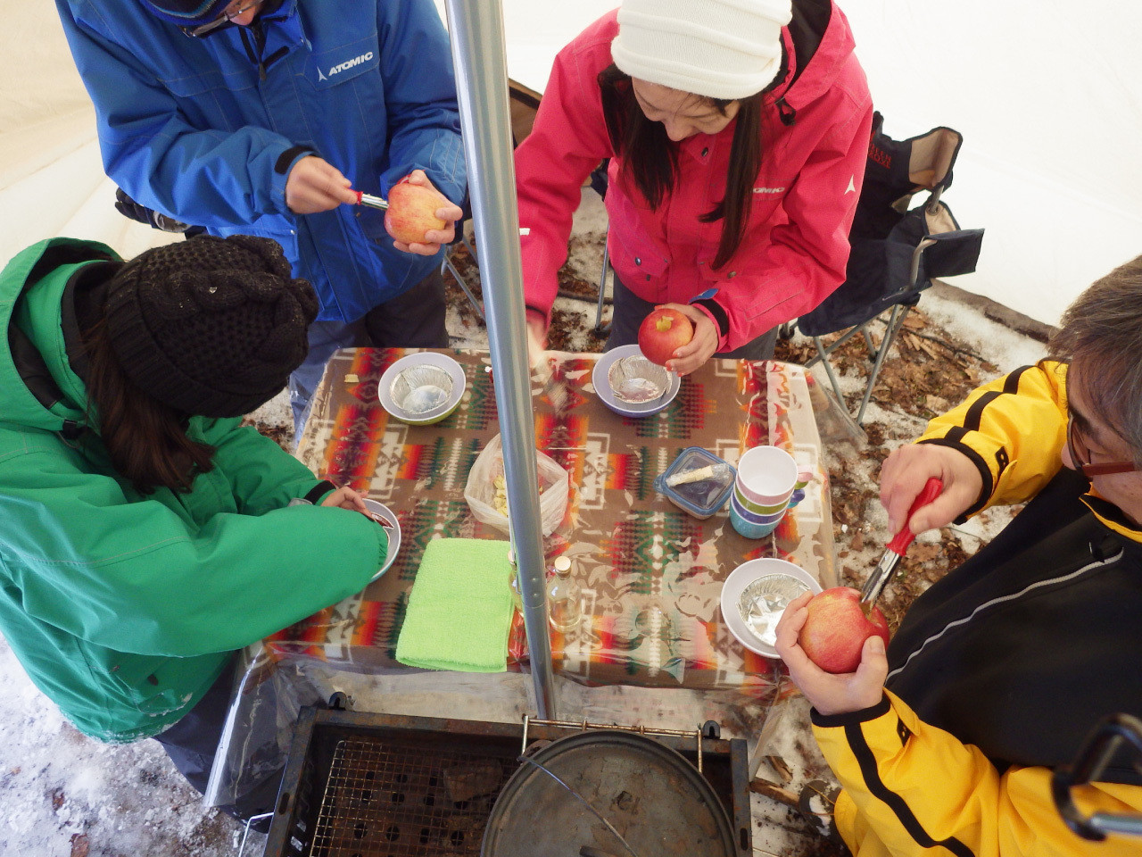 パウダースノーを思いっきり楽しむ「スノーシュー遊び」と焼きリンゴづくり1785516