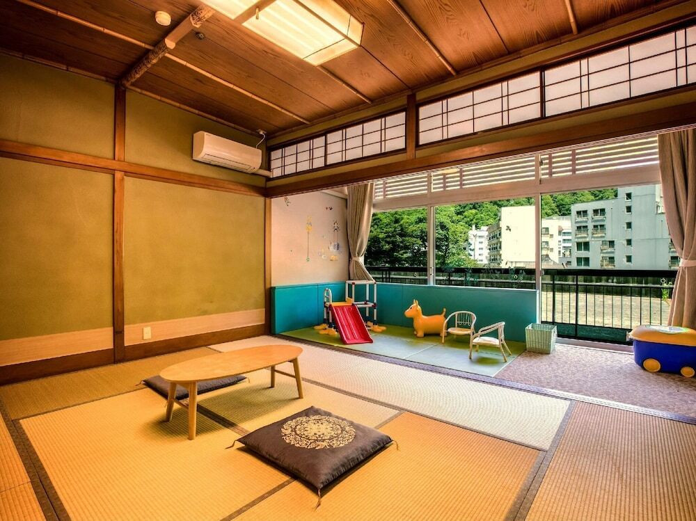 ご当地プレミアムバイキングが楽しみ！子連れでも安心な山間のホテル4068422