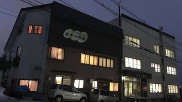 施設の正面 (日没後) / 1