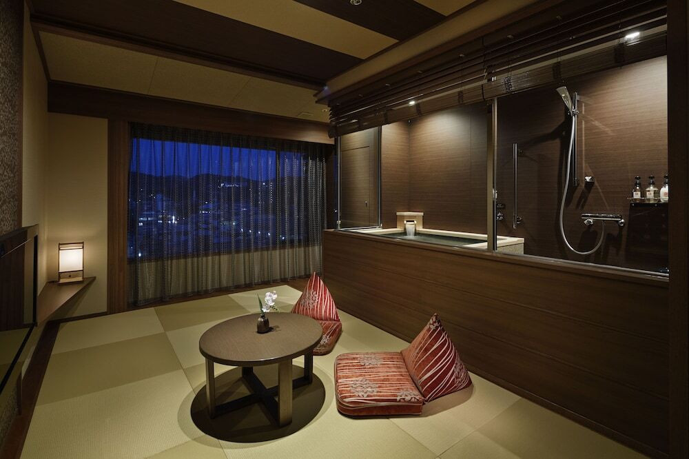 足湯テラスでまったりと。モダンな空間で名湯を堪能4022676