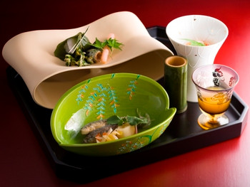 「ホテル鐘山苑」の4～5階にある特別フロア。専用ラウンジでワインを楽しもう3411437