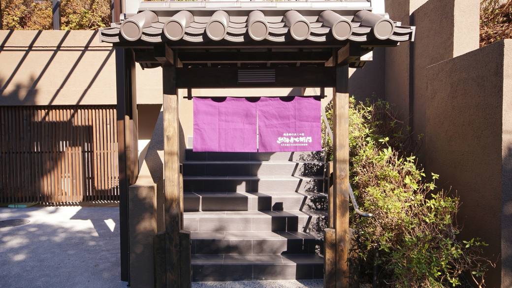 提灯や壁画
和の雰囲気がお出迎え / 3