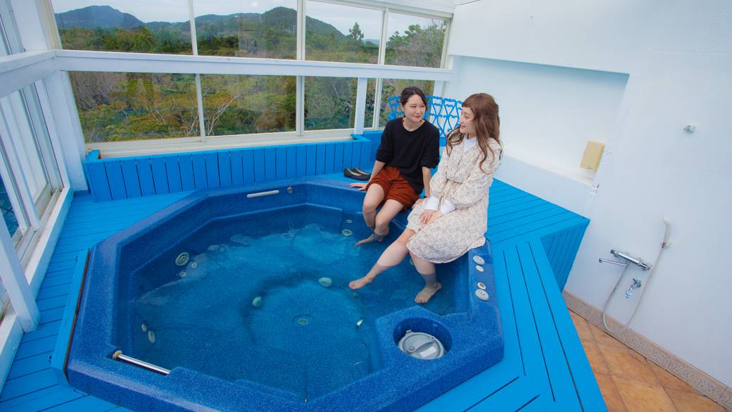 海を眺める屋上テラス
露天風呂でのんびり / 4