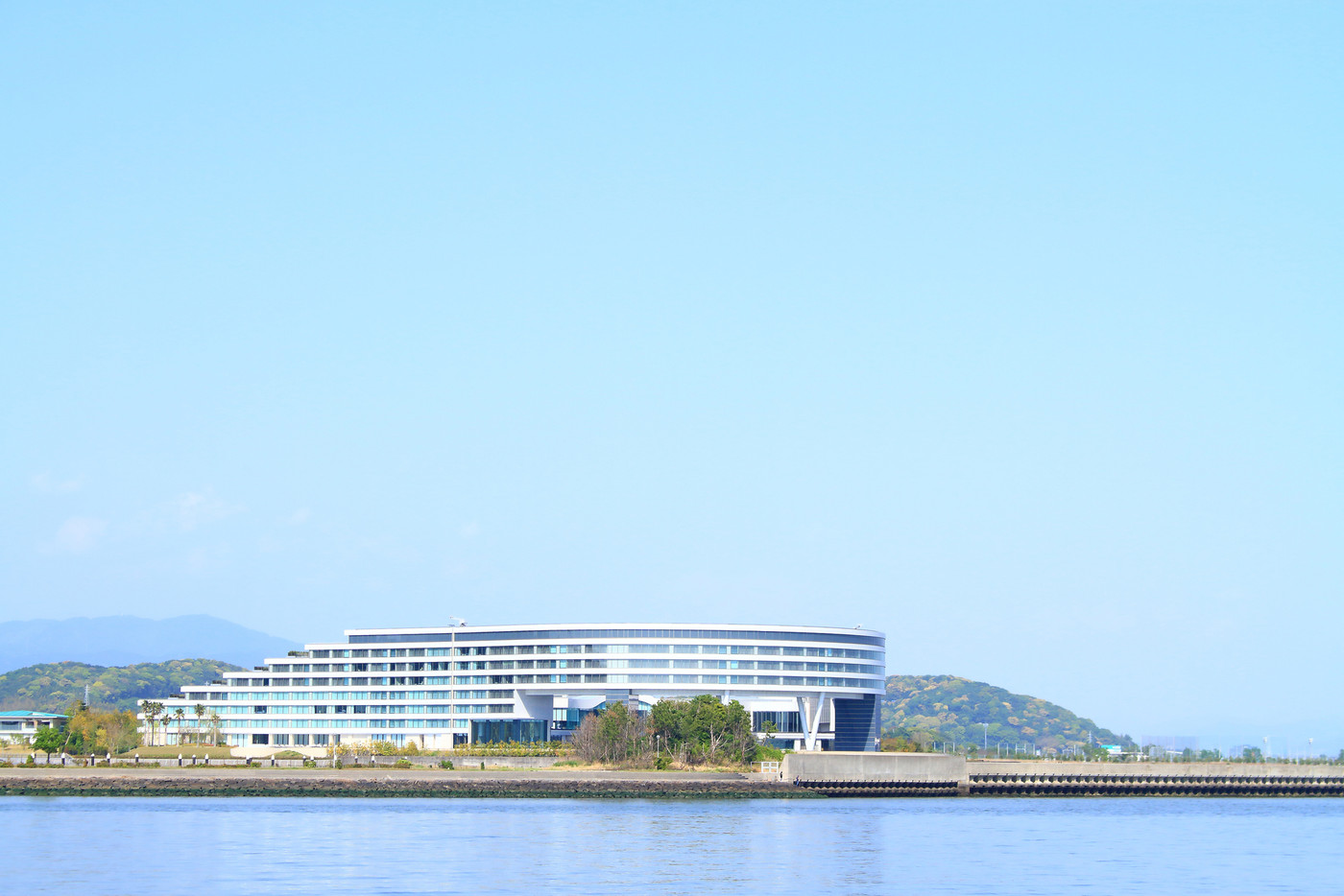 蒲郡市、ラグーナベイコートと三河湾の風景