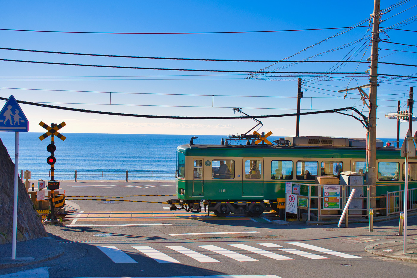 【鎌倉市】鎌倉高校前駅の踏切を走る江ノ電