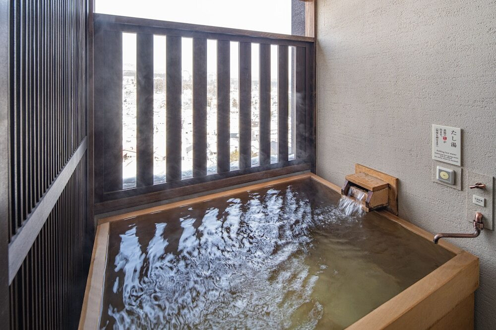 客室の半露天風呂一例