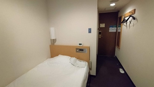 幅の狭い客室です