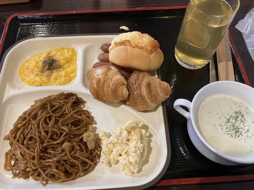 パン食中心、日替わり焼きそばかナポリタン、腹はいっぱいです