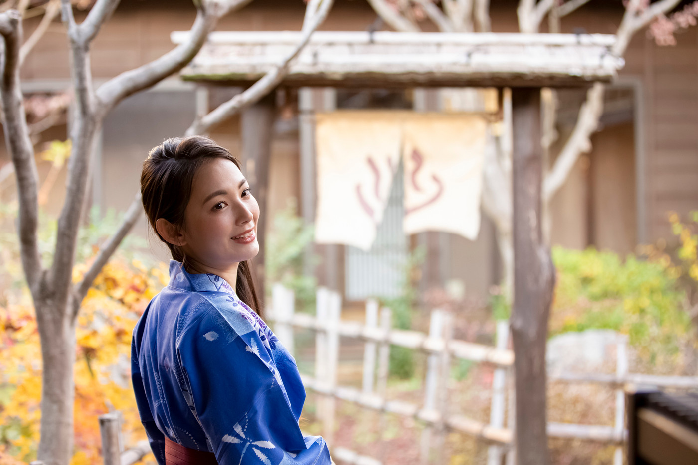 温泉旅行を楽しむ女性