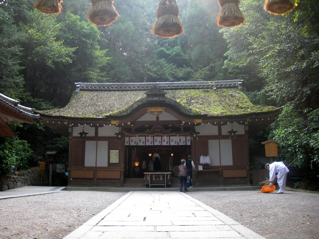 三輪山への入口「狭井（さい）神社」586999